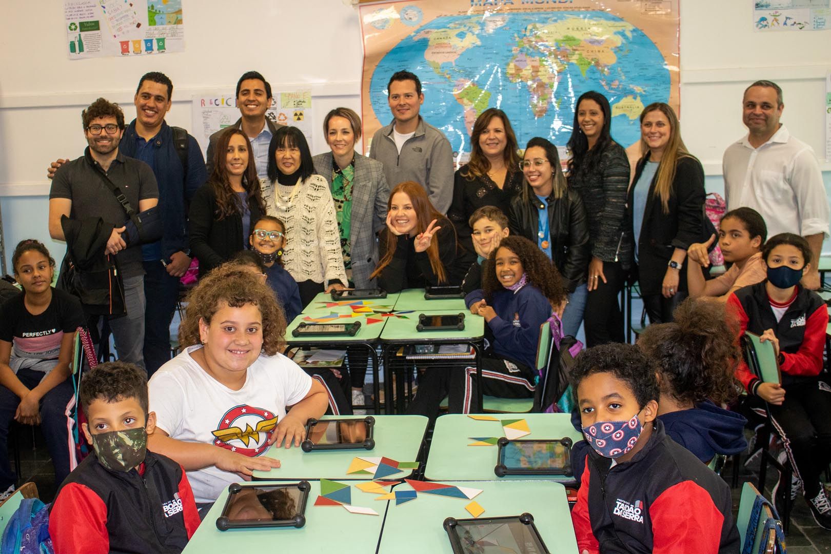 FOTO - EMEF Antônio Fenólio recebe visita da Apple Teachers Brasil