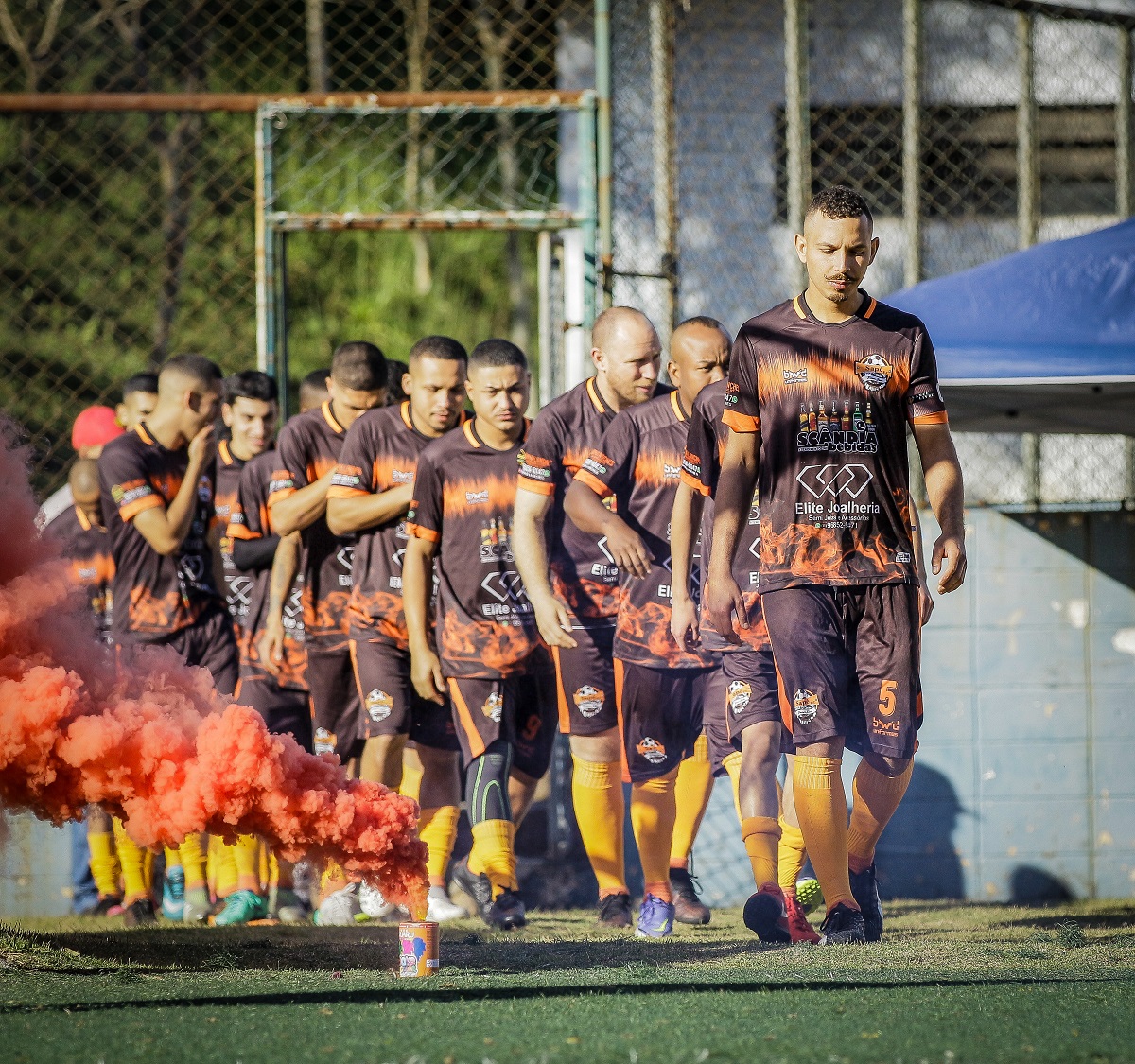FOTO - Sapé leva taça de campeão do 26º Campeonato Municipal da 2ª Divisão de Futebol de Taboão (1)