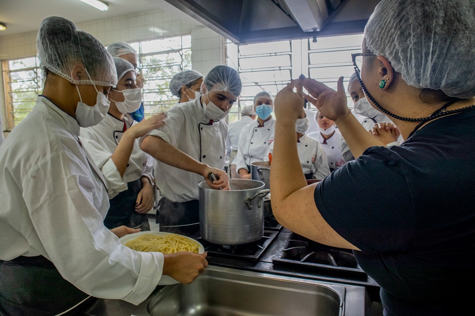 FOTO - Escola de Gastronomia e Hotelaria de Taboão da Serra realizou oficina de culinária em Libras (4)