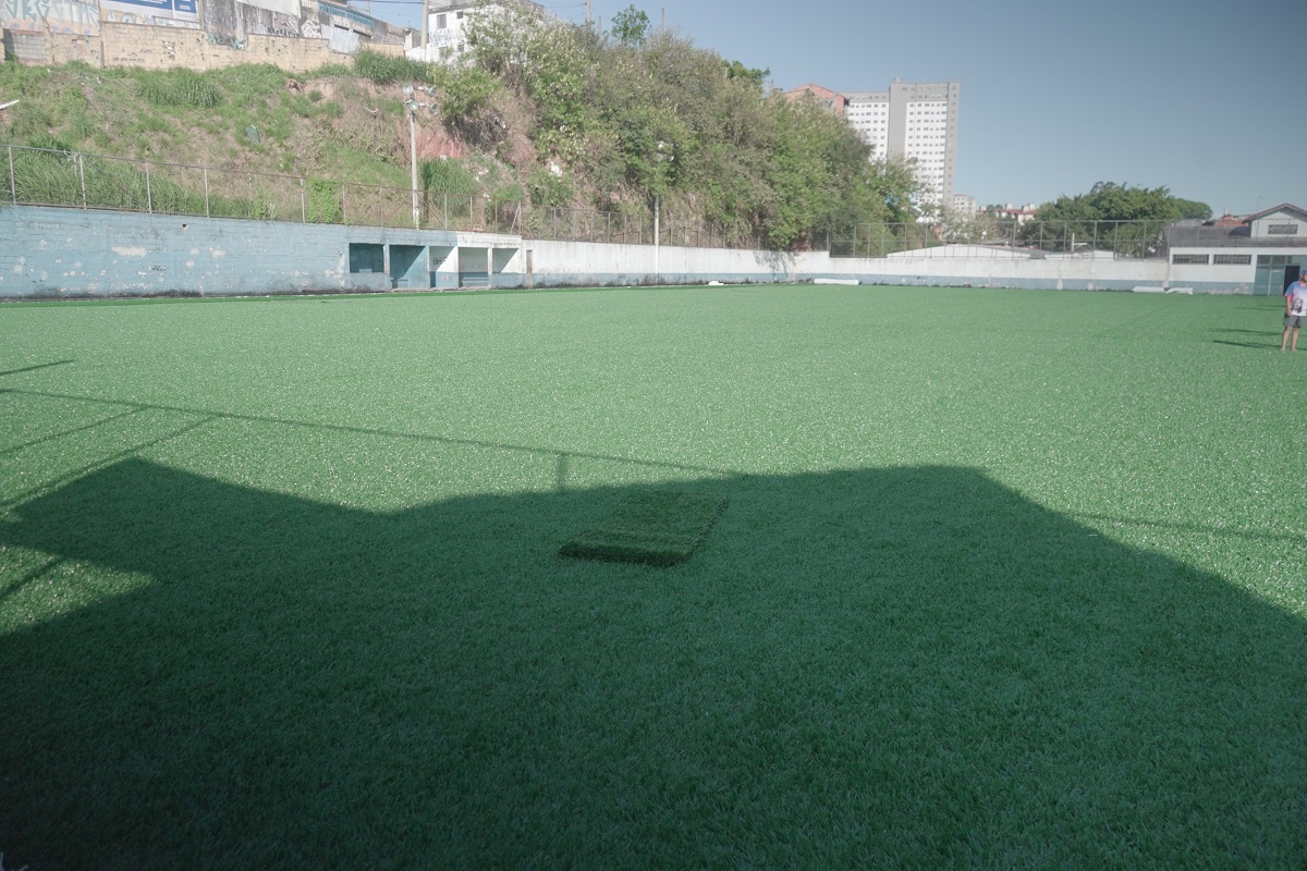 FOTO - Revitalização do Campo do Jardim Leme está na fase final da instalação de novo gramado sintético
