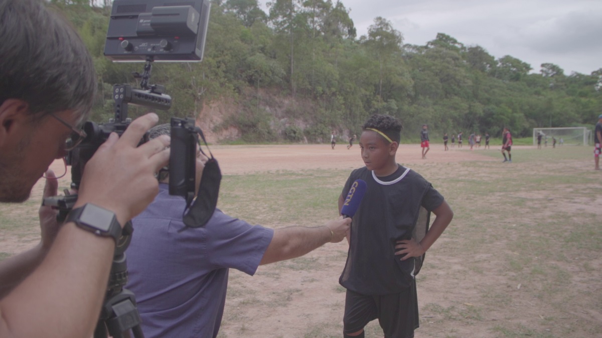 FOTO - Canal da televisão chinesa grava reportagem sobre futebol em Taboão da Serra (1)