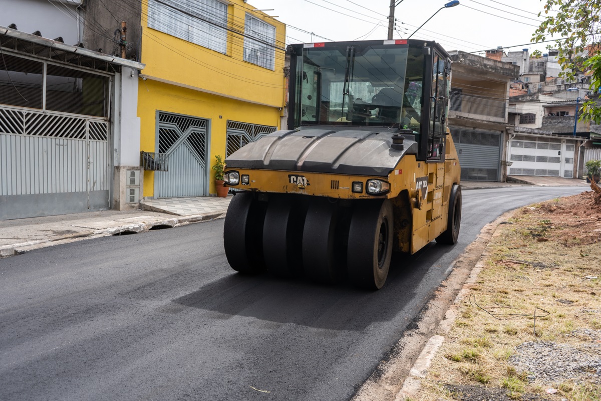 FOTO - Rua Siderópolis na região Leme em Taboão da Serra recebe asfalto novo (1)