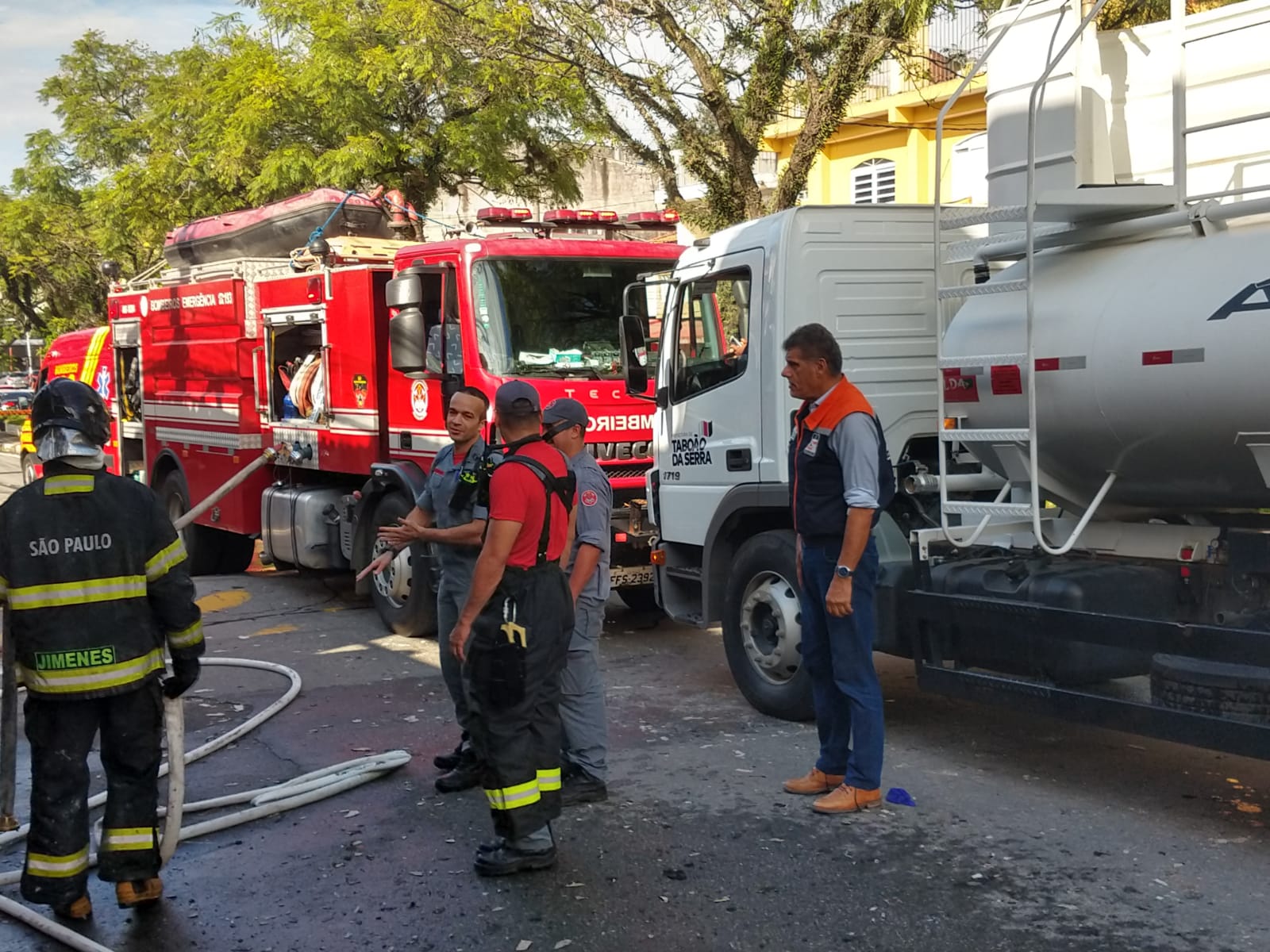 FOTO - Defesa Civil de Taboão da Serra auxilia Corpo de Bombeiros no combate a incêndio (1)
