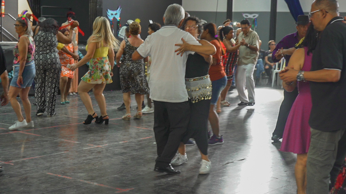 FOTO - Primeiro Baile da Melhor Idade de 2023 teve tema de Carnaval em Taboão da Serra (1)