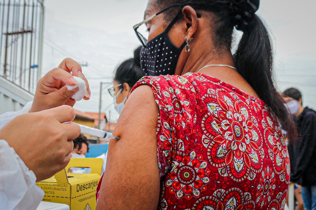 FOTO - Taboão da Serra aplica vacina bivalente contra Covid-19 em pessoas com 60 anos ou mais (1)