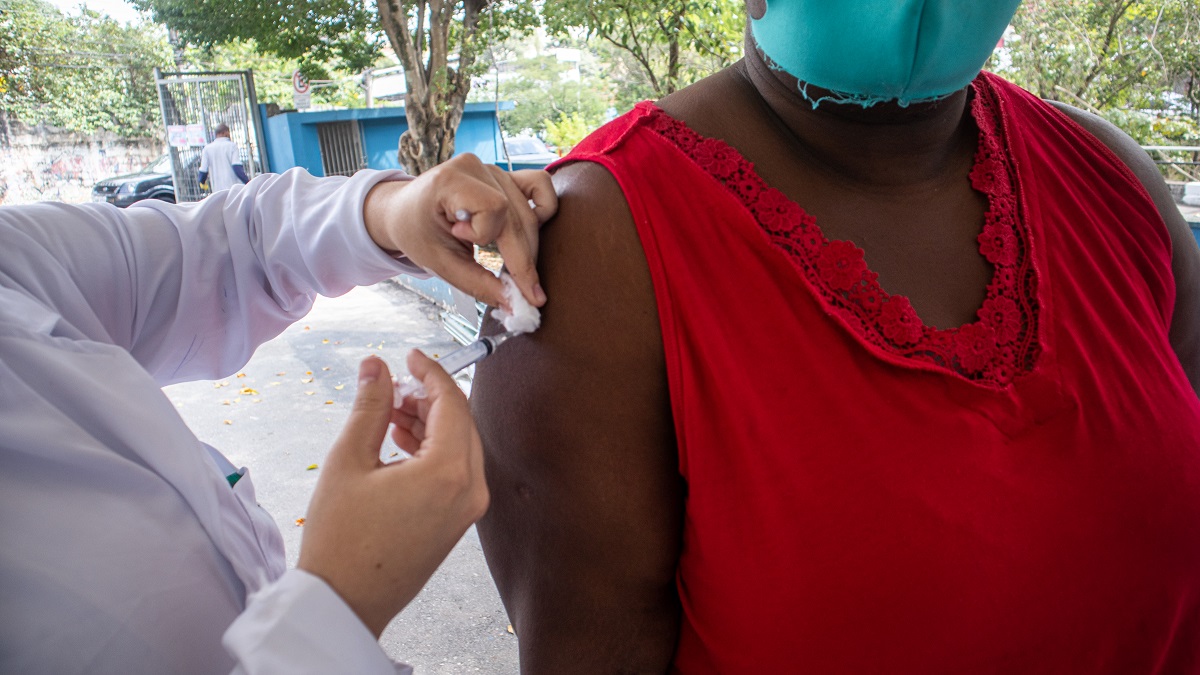 FOTO - Vacinação escalonada contra gripe começa na segunda-feira, 1004, em Taboão da Serra