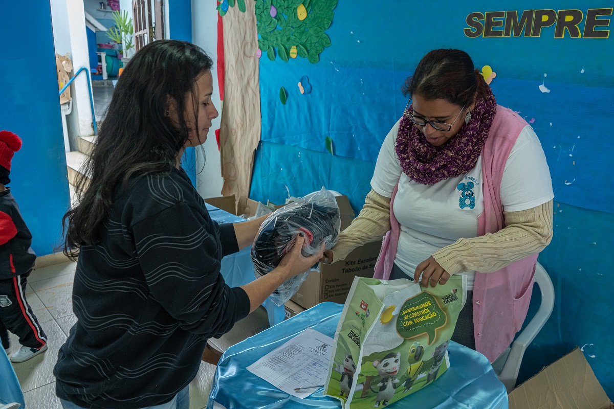 FOTO - Prefeitura de Taboão da Serra realiza entrega de kits de materiais escolares e uniformes para alunos (1)