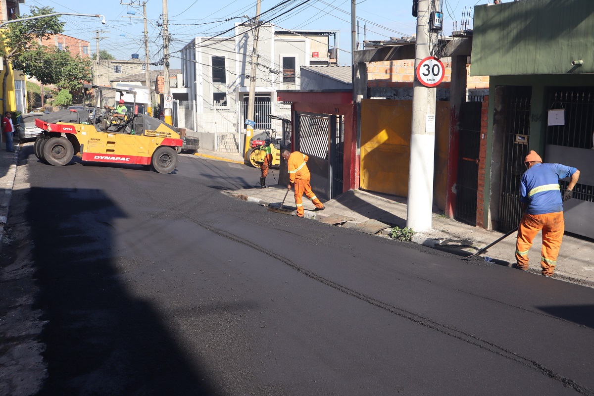 FOTO - Rua Itu no Jardim Três Marias em Taboão da Serra recebe novo asfálto (1)