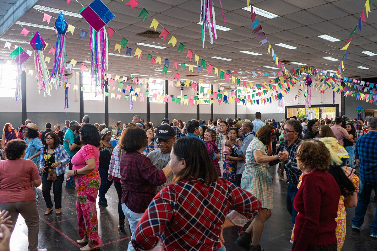 FOTO - Taboão da Serra encerra o mês de junho em clima de São João com o animado Baile da Melhor Idade (2)