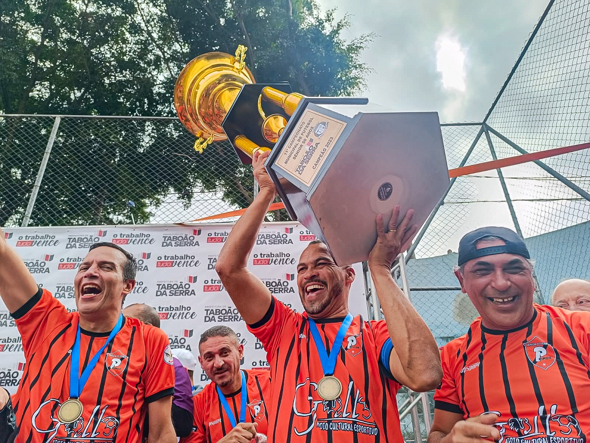 FOTO - PrimorOs Feras leva a taça do 11º Campeonato Municipal de Futebol - Seniores 50 anos de Taboão (3)