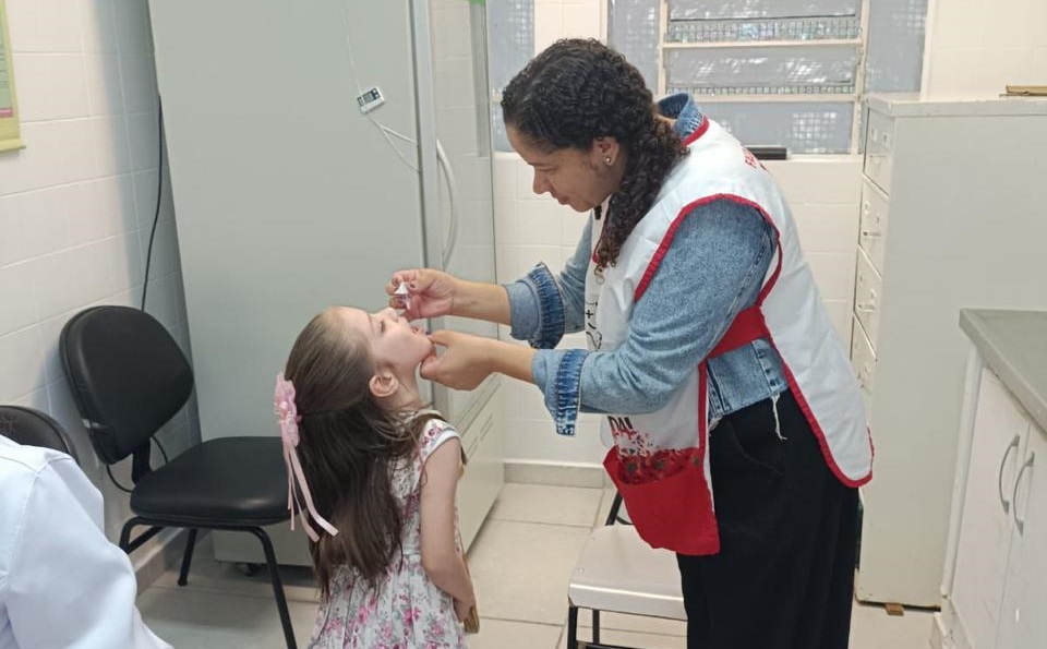 FOTO - Dia D contra a poliomelite em Taboão da Serra contabilizou mais de 600 doses aplicadas