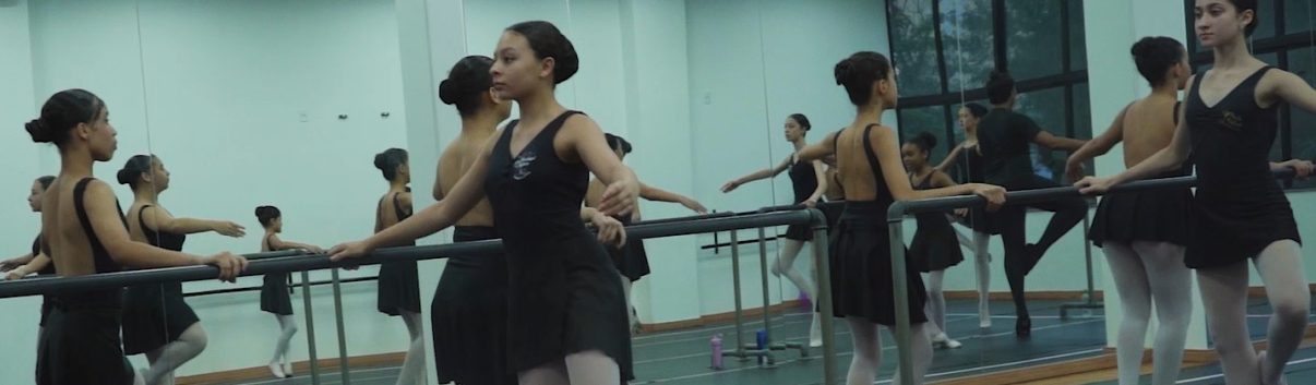 FOTO 01 - Governo Municipal de Taboão da Serra entrega collants para alunas de Ballet Clássico