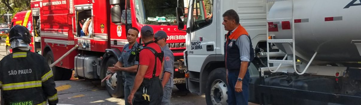 FOTO - Defesa Civil de Taboão da Serra auxilia Corpo de Bombeiros no combate a incêndio (1)