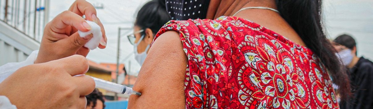 FOTO - Taboão da Serra aplica vacina bivalente contra Covid-19 em pessoas com 60 anos ou mais (1)